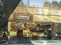 「スペシャルティーズ」という名前のカフェでしたが、「TERRACE CAFE」という名前に変わったようです。
外からは見えづらいし、顧客は主にこのビルで働く人たちで、営業時間も早朝から17：00くらいまでで、土・日・祝はお休みなので、観光客はいないといっても過言ではありません。