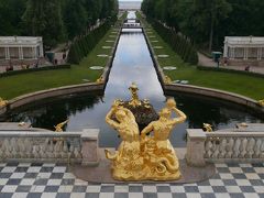 「ペテルゴフ（夏の宮殿）」は18世紀にピョートル大帝が建設した夏の離宮。
大宮殿と数多くの噴水がある広大な庭園は「サンクトペテルブルク歴史地区と関連建造物群」として世界遺産に登録されている。

