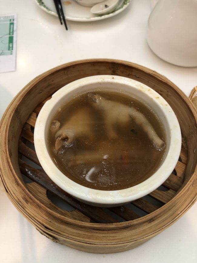 今回の旅で好物になった鳥の足。お隣の席では、美人乗務員も同じものを注文していた。中国では、老若男女鳥の足が大好きだ。