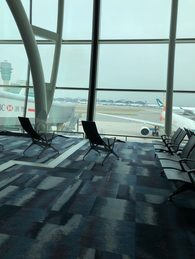 香港空港のお気に入りの場所。長椅子は競争率高し。