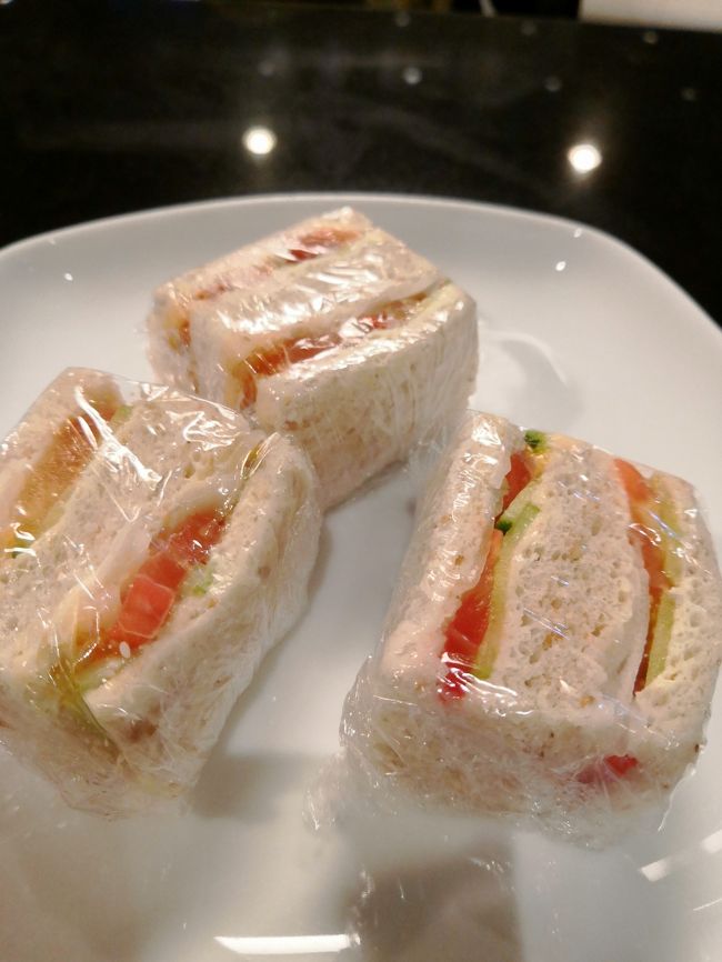 サンドイッチも一口サイズにラッピング。