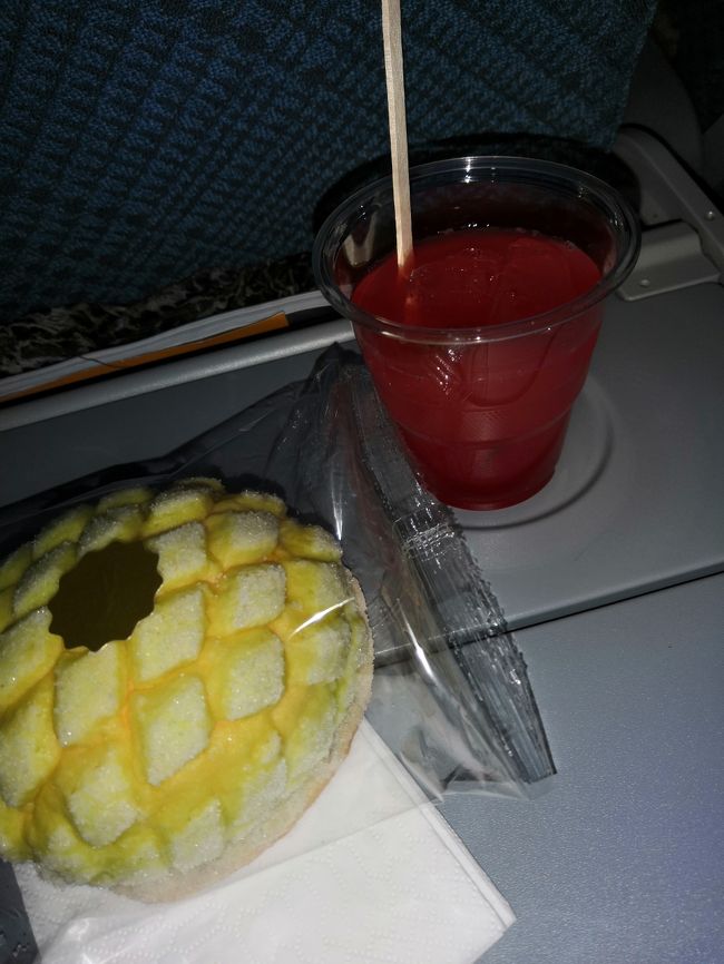 深夜2：30の離陸です。<br />シンガポールスリングとメロンパンです。<br />飲み物はいただきましたが、<br />メロンパンはあとで(笑)いただくことにします。