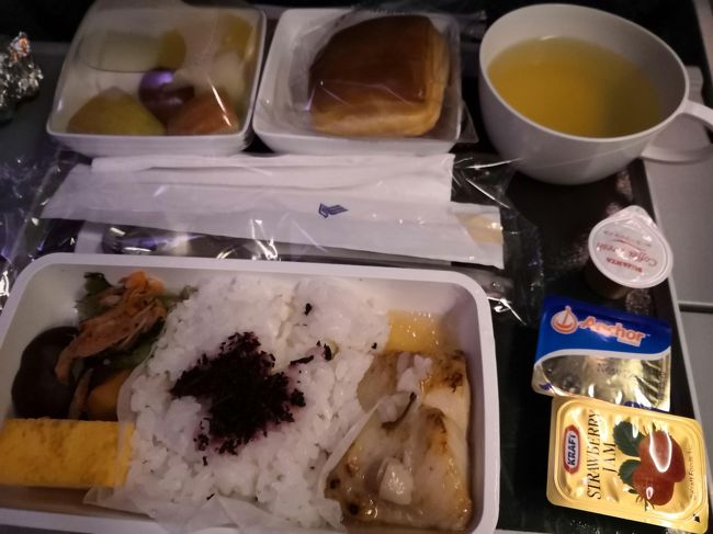 そろそろシンガポールって頃でしょうか、<br />朝食時間になりました。<br />