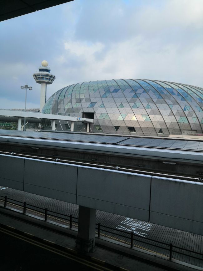 あっ。あれがジュエルね。<br />もう少し時間があれば、ジュエルの中を通るトラムで移動できたわね。<br />帰路に期待しましょう。(*'▽')