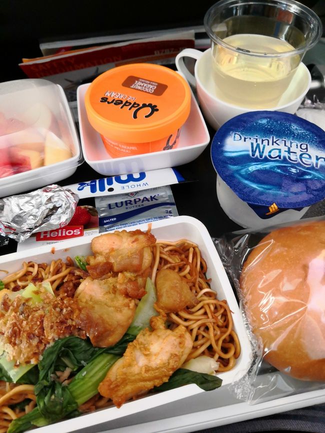 バリ島まで２時間半。<br />ビーフorチキンで<br />チキンはミゴレン唐揚げのせ<br />ボリューム満点です。(*^-^*)