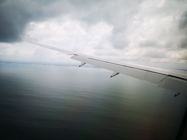 そろそろデンパサール空港に向けて<br />下降しています。