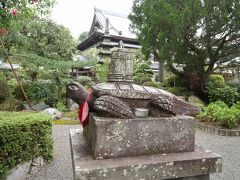 四国八十八箇所　第39番札所　延光寺　
梵鐘を背負った赤亀

境内の池に棲んでいた赤亀が竜宮城から持帰ったと伝えられる梵鐘(国の重要文化財)は
延喜十一(911)年の年号が刻まれ、高知県最古のものと言われています

延光寺の御朱印は梵鐘が使われ、中央の宝印も赤亀です、、