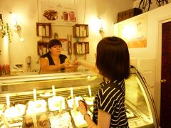 そのあと近くの通りがかりの店でアイスを食べました。
写真に写ってたお店の名前、シャンティジェラートでした。