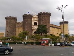 サンマルティーノ美術館を後に、ヌォーヴォ城を目指します。