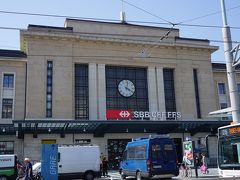 ●ガレ・コルナヴァン駅

トラムがまだ来ないので、駅の正面をパチリ。
