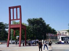 ●壊れた椅子＠ジュネーブ国連広場

トラムに乗ってやって来た場所は、「壊れた椅子」
ジュネーブと言えば、国際連合の欧州本部がある街です。
その欧州本部前には、「壊れた椅子」という巨大なオブジェがあります。