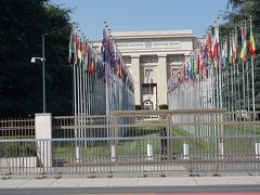 ●国際連合欧州本部

ずらっと並んだ国旗の向こうに、欧州本部があります。
主要事務所は、世界に4つあり、ニューヨークの国連本部の次に大きいそうです。