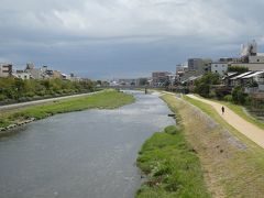 横を流れる鴨川べりを見渡すと「京都だなぁ」と感じます。この後、阪急電車で帰途に就きました。
内容薄めの旅行記にもかかわらず最後まで読んでいただき、どうもありがとうございました。