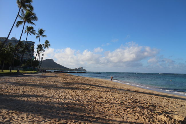 賑やかなワイキキとは思えない静かなビーチ。