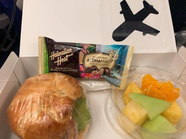 到着前の軽食。<br />やっぱりハワイアンホストのマカチョコは美味しい。<br />コスコでバラマキ土産が余る算段で購入したのに、足りないくらいで私の分がなかった。。