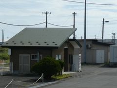 陸中八木駅

窓のところにあるのは緑色のは絶対にサンポールだ。
トイレ！って思ったら
「 陸中八木休憩所」となっていてここは駅だけじゃなくて仕事で来た人の休憩所のようで、一般の人は使えないようでしっかりカギがかかっていました。
フギャ～

これ以降、私はぬか喜びのことをサンポール事件と呼んでます。


