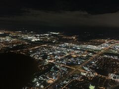 セントルイス到着は夜で、空港からホテルに行くのに送迎バスを呼ぶのに電話をするのは敷居が高いなぁ（英語はできない^^;)と思っていたんですが、もともとセントルイスからファーミントンの街まで車で乗せて行ってくれることになっていた，アーカンソー州在住のおばさんのお友達（Ｋさんご夫妻）も、同じホテルに泊まることにしてくれたようで、空港まで迎えに来てくれることに(●´ω｀●)
わざわざ空港まで迎えに来て村うのも申し訳ないので，代わりにフロントに電話して送迎バスに来てもらえばそれだけでも十分ありがたかったんですけどね（笑）。

それより、セントルイス空港降りてから入国審査とかあるのかと思ったら、何もなくそのまま荷物受け取るだけでした・・・まさかの国内線のようなあっという間に荷物を受け取って空港外へ。
まぁだからあぁトロントで指紋の確認されたのがアメリカのESTAだったのか！と分かったんですけどね（笑）。

泊まったホテルはヒルトン系ホテルの
Hampton Inn St. Louis-Airport
まぁ、ホントに寝るだけでしたけど。