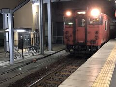 新高岡駅から城端線に乗ろうとしてひと悶着
更に電車からの降り方に悩み、目的地の戸出駅に到着しました。

ドアは無事開きました。ホッ(笑)
運転手さんにスイカを見せて通りすぎます。
駅に改札はありません。
新高岡のようにスイカをピッとする機械を探しますがありません。
JRではない第三セクターのあいの風とやま鉄道ではスイカは普通に使えました。
ここはJRです。
出場記録が付かないと、次回使用するときにエラーでるんじゃ？？？
だけど駅には駅員室がありますが夜のため誰もいません。
仕方なのでそのまま目的地に向かいます。