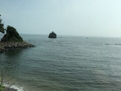 海岸線が線路わきまで迫っています。