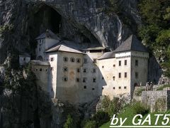 ピランからリュブリャナへバスで戻る途中洞窟城へ。
ポストイナのバスターミナル近くのINFOでタクシーを呼んで行くのがベスト！歩くと約１０キロの道のりです。