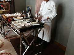 今朝の朝食はクラブハウスでは摂らず、賑やかな一般朝食会場で摂る事にした。
Mistralが改装中なので、代わりの朝食会場となるのが18階のLe Chinois(楽軒華)。
この手のホテルでお決まりの玉子料理を作ってくれる料理人。
