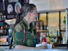 ボードー空港で見たノルウェー女性兵士。彼女が手に持っているのはSOLO、清涼飲料水である。私は1969年に初めてSOLOを飲んで以来、SOLOの愛飲者である。