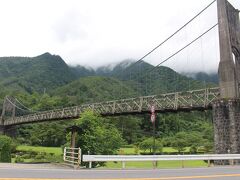 明治時代の橋「桃介橋」を見物。水力発電所を建設する資材を運搬するためのレールが敷かれていた