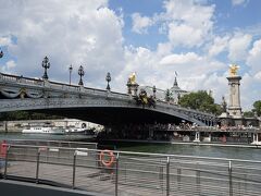 パリに戻ってきました。アレクサンドル3世橋です。
