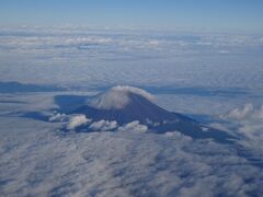 　九州や台湾に行く時は、必ず右側の窓側を指定します。そうすると右下に富士山を見ることができます。今回は富士山の頂上付近に傘雲のようなものがあり、やや天候に不吉な予感を感じました。