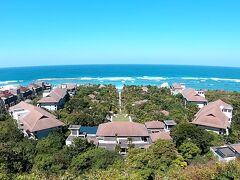 滞在ホテルで悩みがちなバリ旅行・・・泊まりたいところが多すぎる。

今回はバリ島がはじめての友人家族もいるので、やっぱりビーチリゾートらしいヌサドゥアの高級ホテルに泊まったほうが喜ぶだろうかと思い、広大な敷地に海のパノラマ景が魅力的なリッツカールトンホテルを最初の１泊に選びました。

ホテルに着くと断崖に建つウェルカムパビリオンから絶景が望めます！

さっそくエレベーターとカートで部屋へ、

