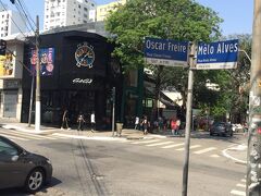 地下鉄に乗ってオスカーフレイル通りへ来ました。
日曜だけど、思ったよりすいてる。