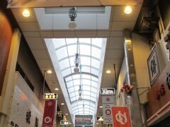 商店街のアーケードも、人がいないと歩きやすい。

天井から下がっている展示が面白い。