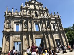 マカオの世界遺産といえば、「聖ポール天主堂跡」10年ぶりに来ました。
薄いけど、やっぱり見ると感動するー。

自撮りするアジアの方でごった返してます(^^)
・・・あ、私もその一人か（笑）