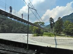 　千頭駅の次の駅、川根両国駅付近に架かる両国吊り橋です。橋の上に撮り鉄さんがおられました。