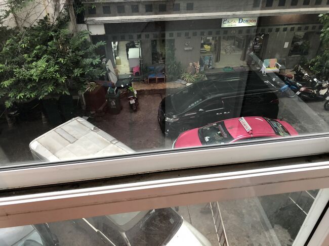 ホテル着くなり雨が降り出してくるし。