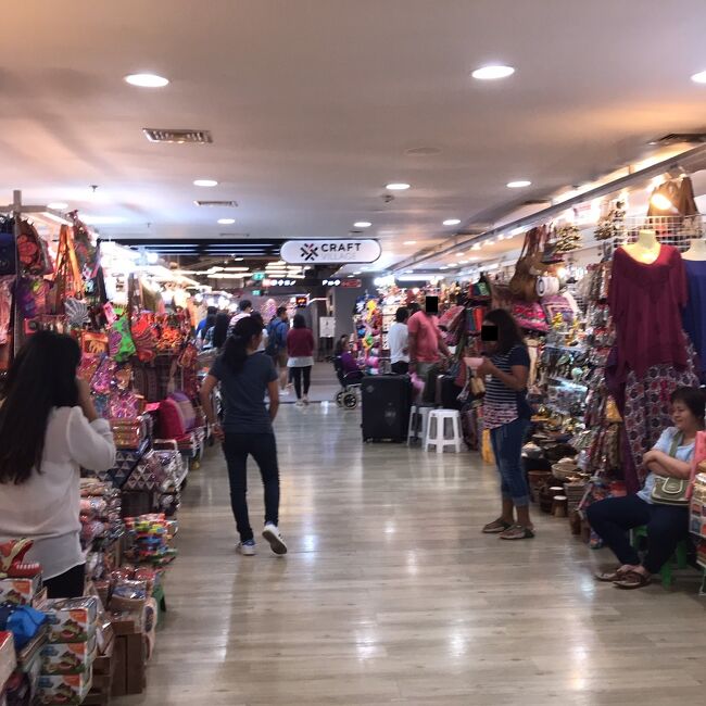 雨をよけながらMBKに買い物に来ました。