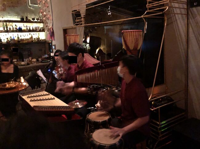ここはテープバーといい(現地の人はテップバーと発音してました)、タイのトラディショナルミュージックを生演奏してくれるバーでなかなか酔えます。<br />結構いい感じです。<br />食べログとかには日によって日本人ばかりとか悪口書いてあるけど私が行った時は土曜日だったけど日本人はおそらく私と数名くらいしか気が付かなかったと思います。<br />音楽もタイの伝統楽器で古い音楽をやってるとのこと、おいしいお酒、周りほとんどタイ人、タイの古い音楽、結構トリップします。<br />いい感じで酔っ払ってきたところに友人から着いたとの電話が！<br />タイ語も英語もしゃべらない友人のガイドをするべくお店を後にしました！