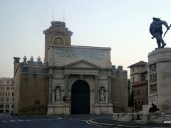 待ち時間もなくバスはすぐに発車。
ミケランジェロの原作（移設時）と言われるピア門を経由してトルローニア公園を目指します。

・ピア門　Porta Pia　　　
・イタリア陸軍歩兵像　Monument to Bersagliere　　
・ポルタピア広場　Piazzale di Porta Pia　