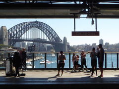 ホテルの最寄り駅、Circular Quay駅に到着。下車したホームからいきなりこの景色。大感動！！