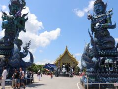 ホワイトテンプルのあと、

ブルーテンプルこと
ワットロンスアテンに連れてってもらいました。
ホワイトテンプルから30分ぐらい車でかかるかなぁ。

つきました。
