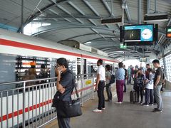 8:47発の電車でスワンナプーム国際空港へ向かいます。電車はシーメンス製。