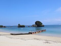 さらにその先の伊計島まで足を延ばし、有料のビーチへ。
ホテル前のビーチは雨で若干濁っていましたがこちらは澄んでいて、本当の沖縄のビーチを楽しめました。