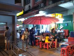 仕方がないので、宿のあるラチャティウィーへ。
少々雨が降ってきました。
駅の下にあるバミー屋台。いつも気になっていたのですが、
ここで食べたことがありません。
ここでバミーを頂きます。