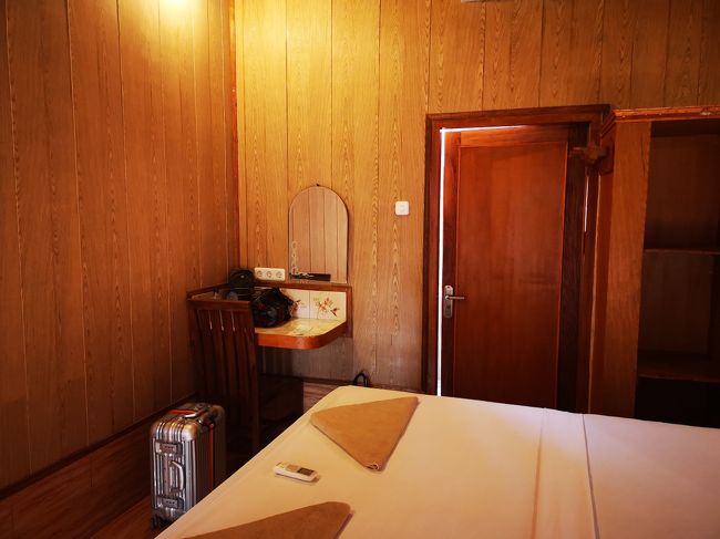 ちょいと狭めです。<br />お部屋ではほとんど過ごさない<br />＆大きいトランクも持って来てないので<br />不便ではないです。<br />冷房の効きもよいサイズ(笑)