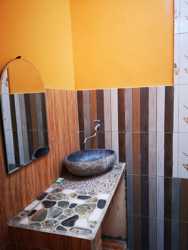 洗面所、シャワー、トイレは屋外です。<br />アメニティはそこに置いてある石鹸１こ(笑)<br />このクラスのホテルでは普通のことです。