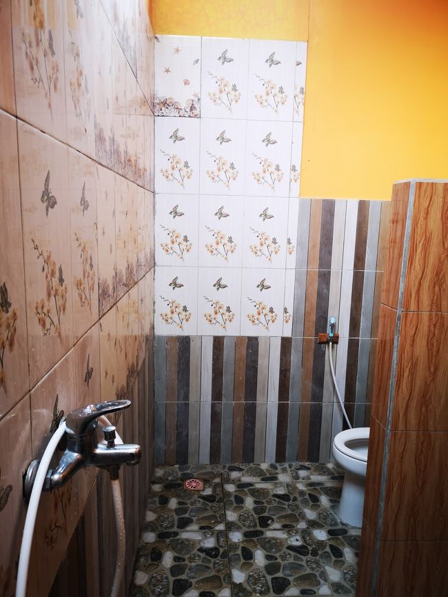 シャワーの水量は少なめ<br />　温度も低め　塩水です。<br />塩水はギリアイル全体だと思われます。