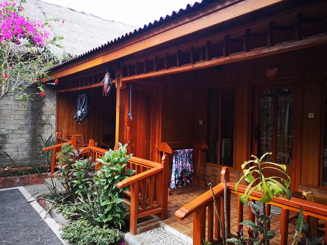 手前が私たちのお部屋、奥がＪ太くんのお部屋です。<br />テラスにあるドアを開放するとコネクティングになります。<br />部屋の中は繋がってません。<br />トイレ＆バスルームは天井が青空なので音は筒抜け(笑)です。<br />