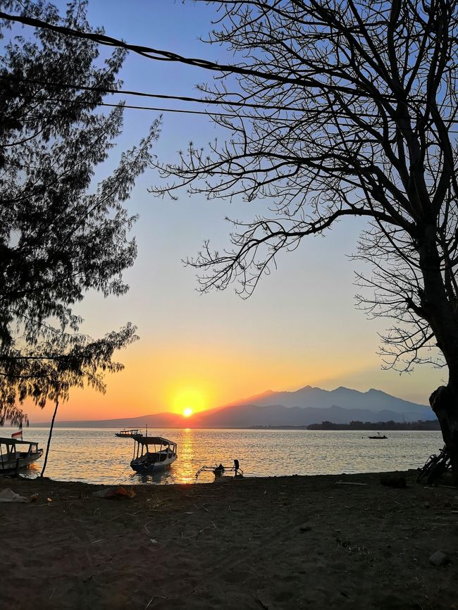 サヌールの朝日とは、また違った趣き。