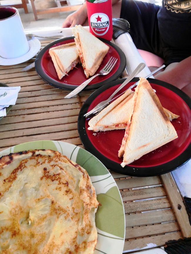 朝食はメインを<br />ジャッフル（ホットサンド）各種<br />パンケーキ各種<br />トースト＆卵料理各種<br />からチョイス。　