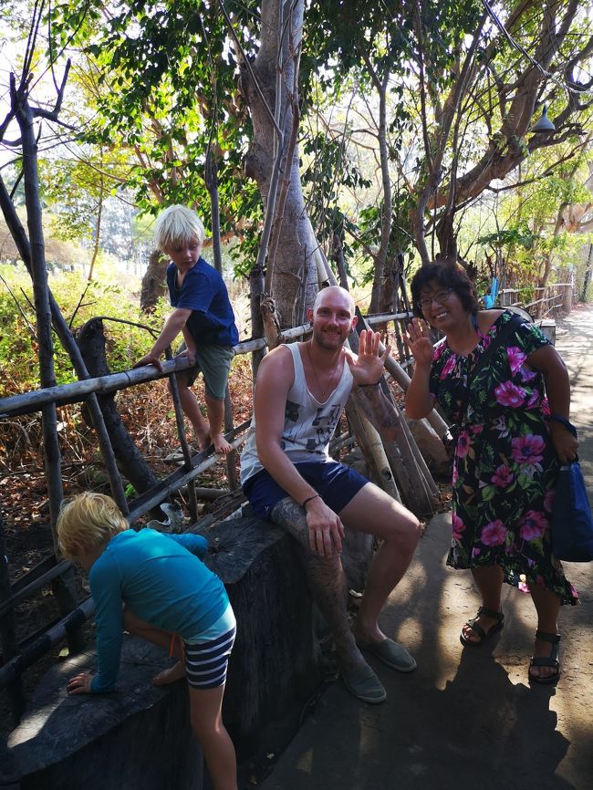 ばいばーぃ(@^^)/~~~<br />また来るよ～<br />朝食後、荷物をまとめて港へ行きます。<br /><br />